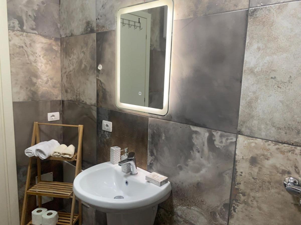 Modern Cozy W/in 10 Min Walk From Main Square Appartement Tirana